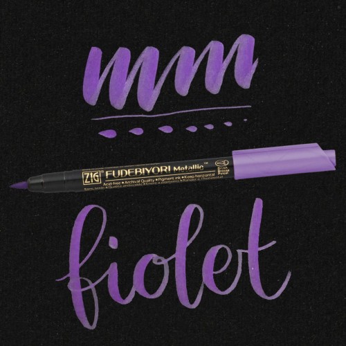 Kuretake Fudebiyori Metallic Violet czarne tło.jpg